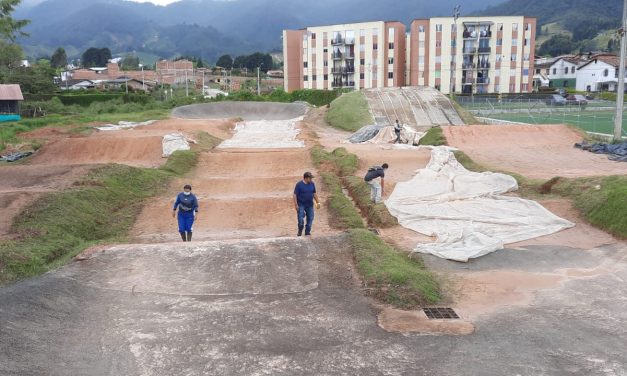 Don Jaime ya trabaja para dejar a punto la pista de El Carmen de Viboral