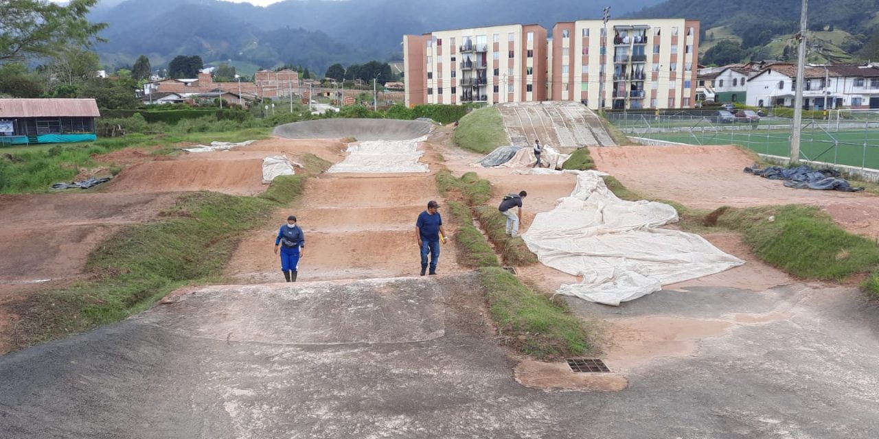 Don Jaime ya trabaja para dejar a punto la pista de El Carmen de Viboral