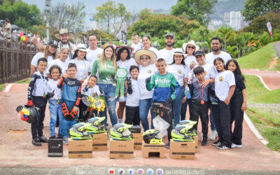 En Feria de las Flores, el Festival Silleterito se llena de color y alegría